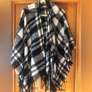 Simply Noelle Hooded Wrap Black/Off White